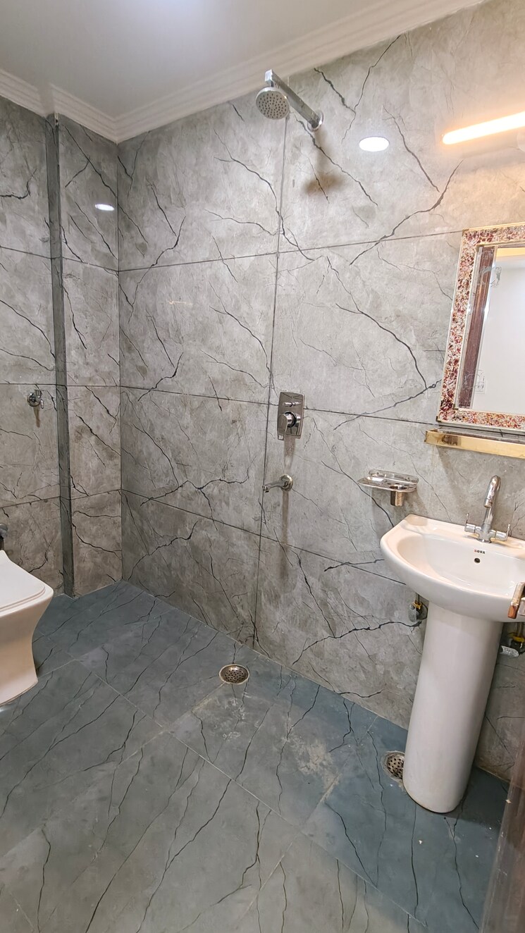 Bathroom, malviya nagar 3 Bedroom 1500 Sq.Ft. Builder Floor In Malviya Nagar Delhi 9623449