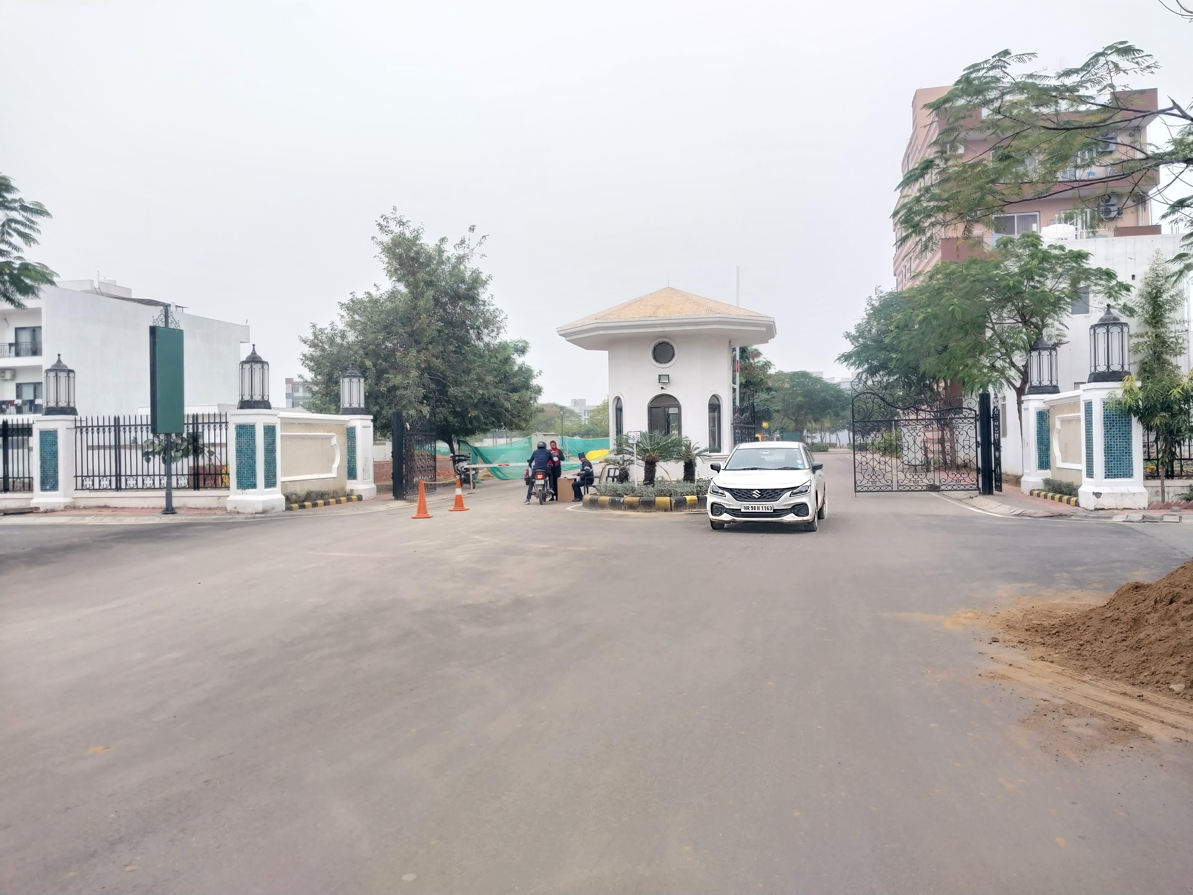 Plot For Sale in DLF Garden City Plots I