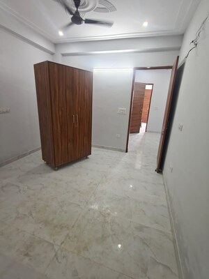 Room in 2.5 BHK Builder Floor at Sector 52 – for Rent