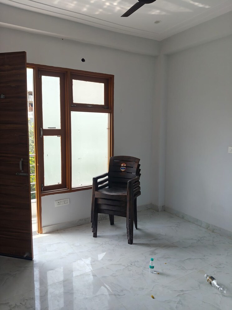 Room, sector 52 2.5 Bedroom 1200 Sq.Ft. Builder Floor In Sector 52 Gurgaon 9623536