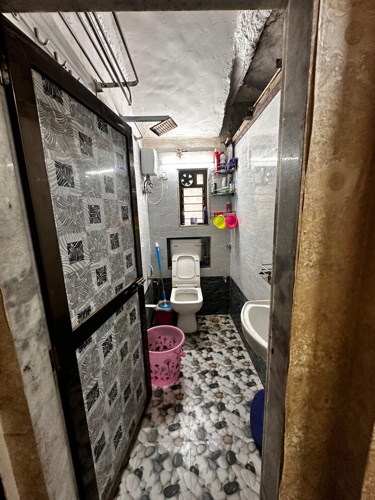 Attached Bathroom, vile parle west 1 Bedroom 350 Sq.Ft. Apartment In Vile Parle West Mumbai 9623564