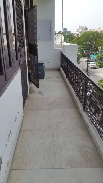 Balcony in 1 RK Builder Floor at Sector 39 – for Rent