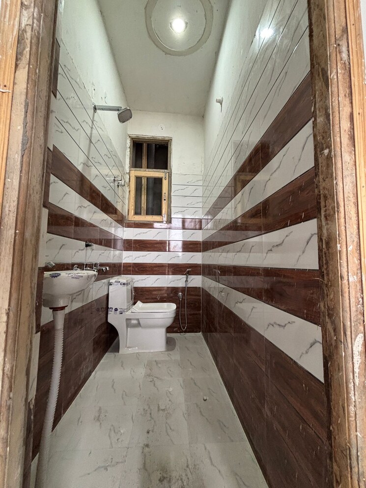 Attached Bathroom, new ashok nagar 2 Bedroom 650 Sq.Ft. Builder Floor In New Ashok Nagar Delhi 9623616