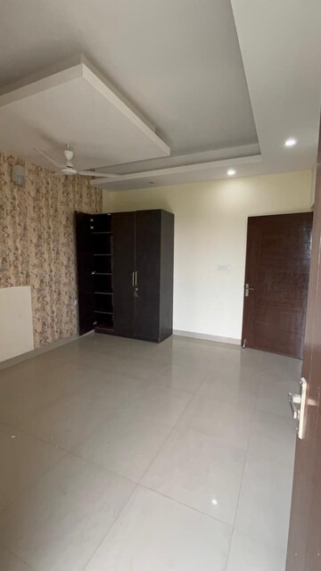 Room in 3 BHK Builder Floor at Green Fields Colony – for Rent