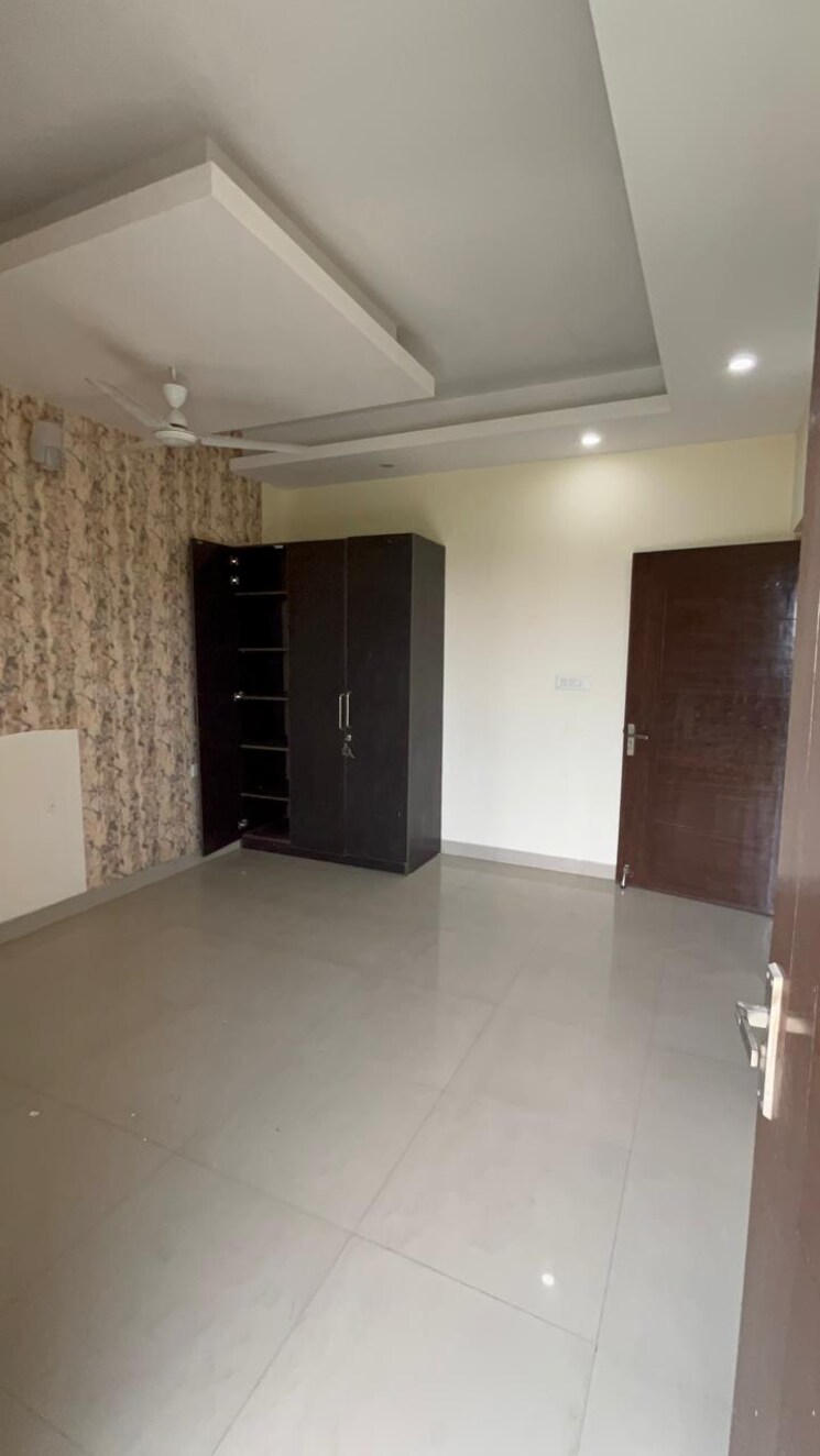 Room, green fields colony 3 Bedroom 200 Sq.Yd. Builder Floor In Green Fields Colony Faridabad 9623642