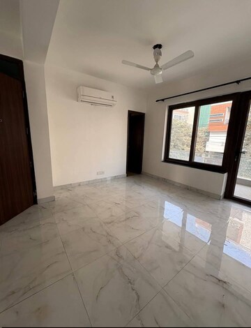 Room in 3 BHK Apartment at Smart World Orchard, Sector 61 – for Rent