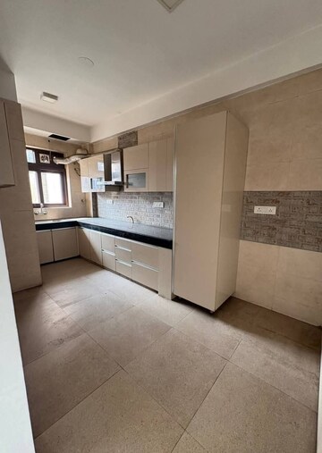 Room in 3 BHK Apartment at Smart World Orchard, Sector 61 – for Rent