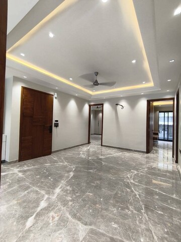 Room in 3 BHK Apartment at Smart World Orchard, Sector 61 – for Rent