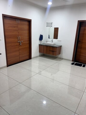 Room in 2 BHK Villa at Vaishnodevi Circle – for Rent