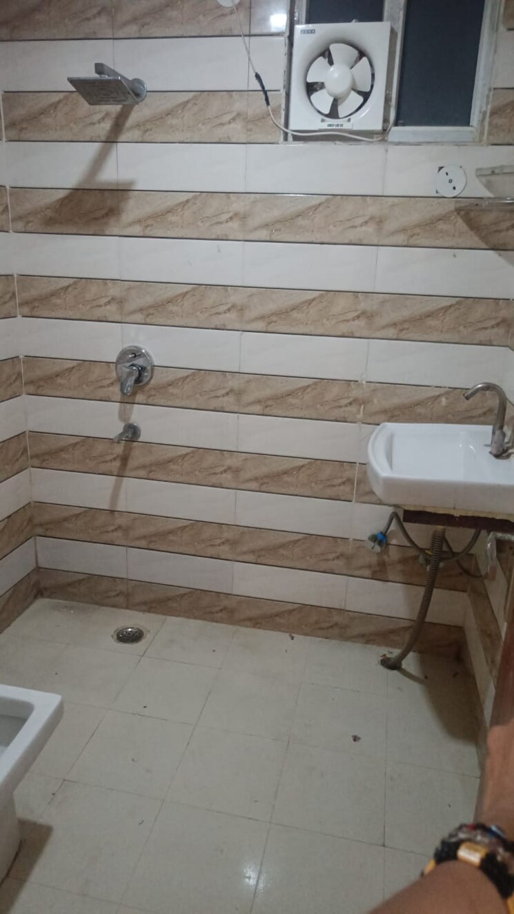 Bathroom, amolik-residency 3 Bedroom 150 Sq.Yd. Builder Floor In Sector 86 Faridabad 9623696