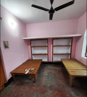 Room in 2 BHK Villa at Husainganj – for Rent