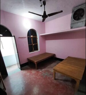 Room in 2 BHK Villa at Husainganj – for Rent