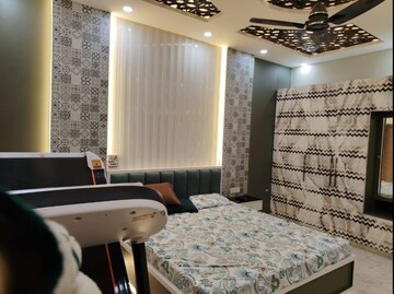 Room in 6+ BHK Independent House at Crossing Republic – for Sale