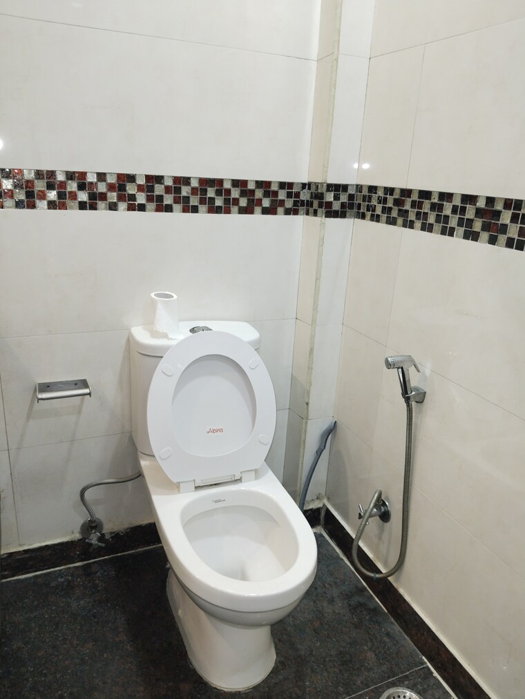 Bathroom, shivalik colony 3 Bedroom 1800 Sq.Ft. Apartment In Shivalik Colony Delhi 9623919