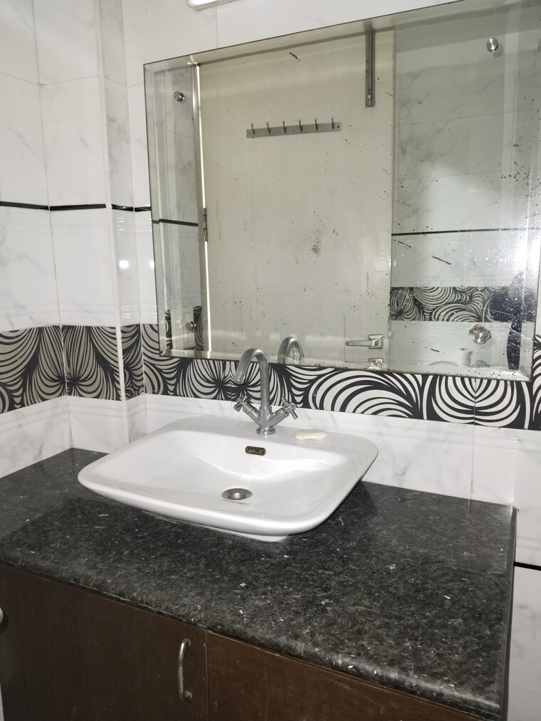 Bathroom, shivalik colony 3 Bedroom 1800 Sq.Ft. Apartment In Shivalik Colony Delhi 9623919