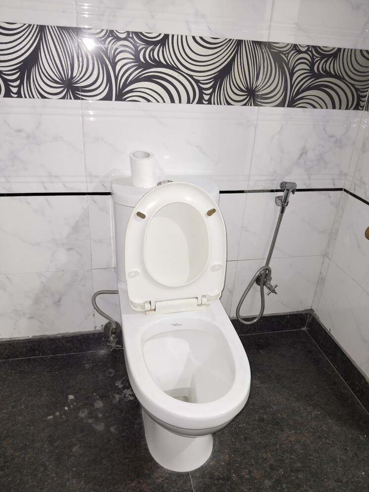 Bathroom, shivalik colony 3 Bedroom 1800 Sq.Ft. Apartment In Shivalik Colony Delhi 9623919