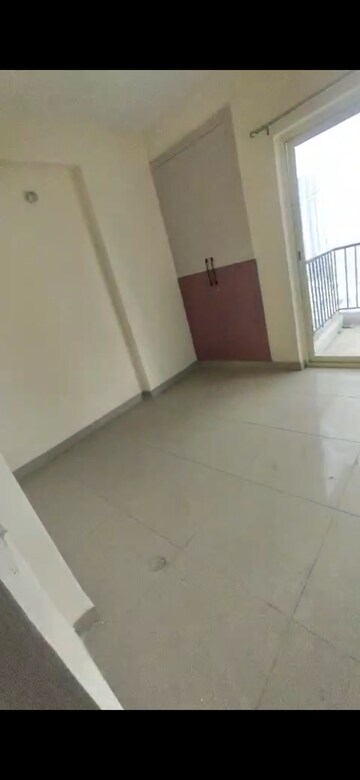 Room in 2 BHK Apartment at Panchsheel Greens II, Sector 16 Greater Noida – for Rent