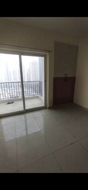 Room in 2 BHK Apartment at Panchsheel Greens II, Sector 16 Greater Noida – for Rent