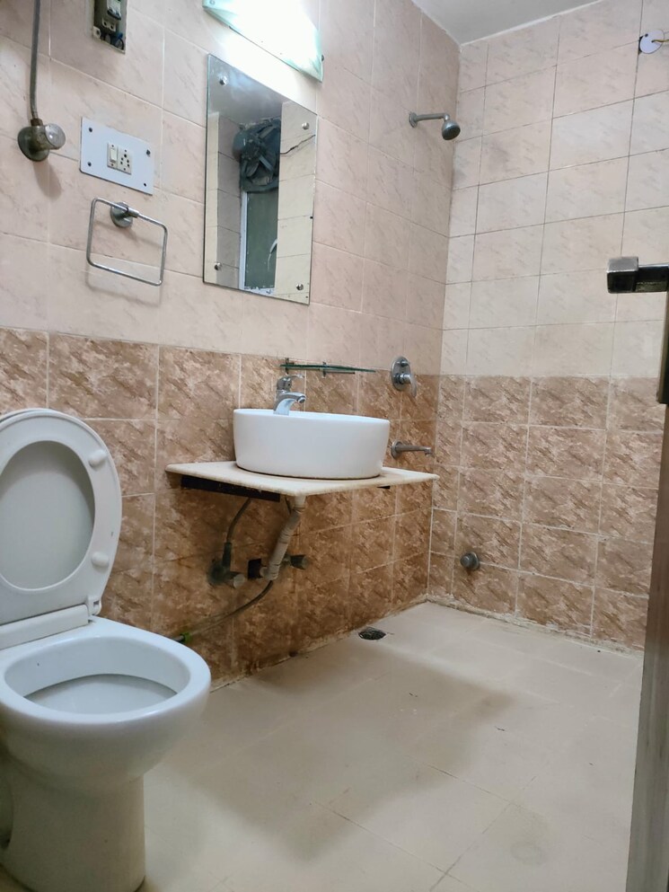 Bathroom, vasant kunj 2 Bedroom 1300 Sq.Ft. Apartment In Vasant Kunj Delhi 9624105