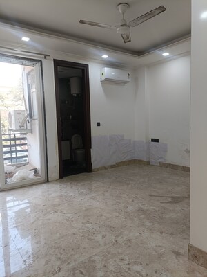 Room in 3 BHK Builder Floor at Sushant Lok I – for Rent