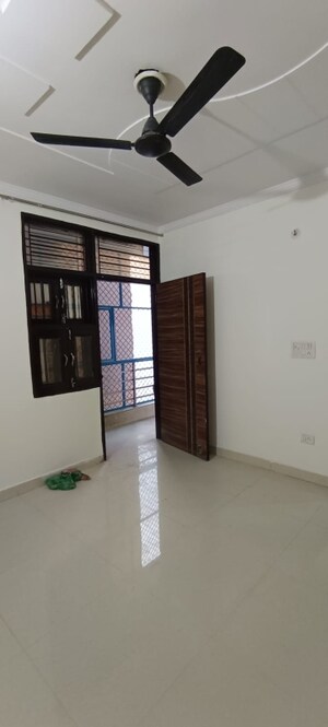 Room in 3 BHK Builder Floor at Dwarka Mor – for Rent