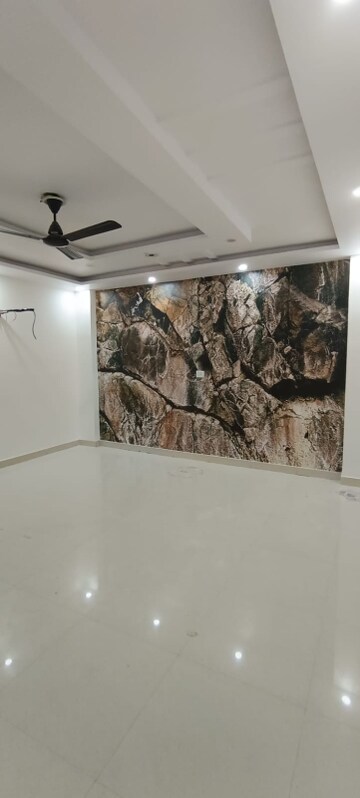 Furnished Amenities in 3 BHK Builder Floor at Dwarka Mor – for Rent