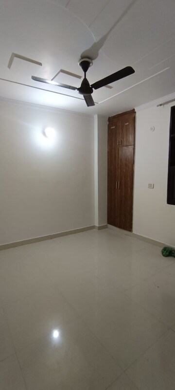 Room in 3 BHK Builder Floor at Dwarka Mor – for Rent