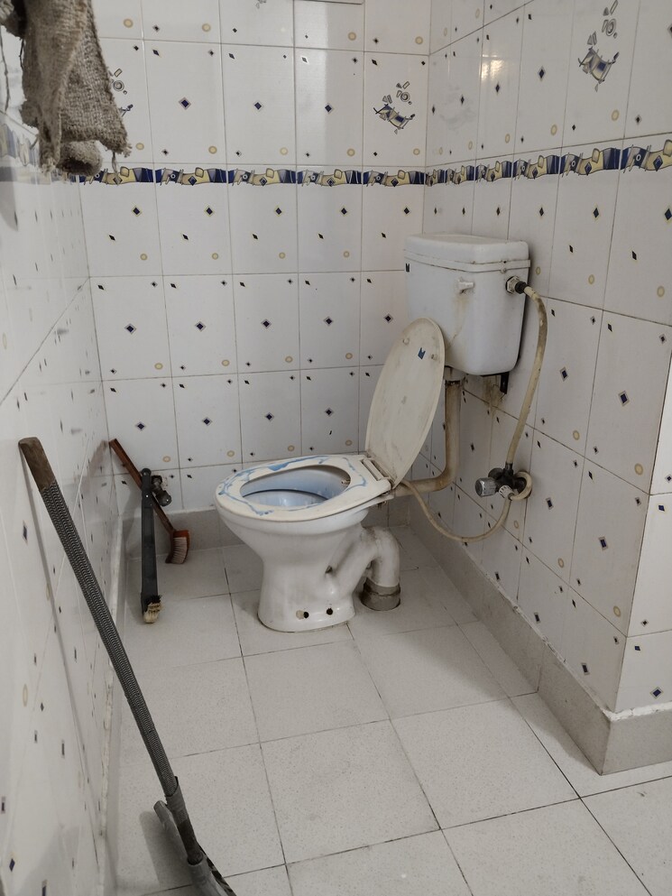 Bathroom, khirki extension 2 Bedroom 800 Sq.Ft. Apartment In Khirki Extension Delhi 9624223