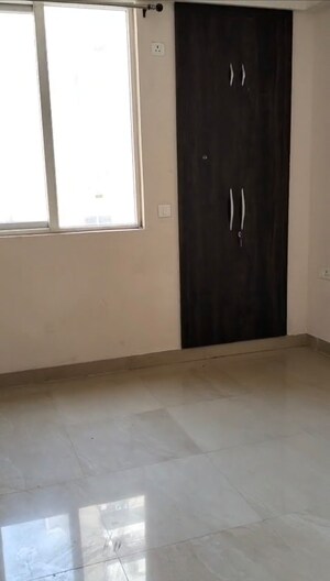 Room in 3 BHK Apartment at Amrapali Golf Homes, Sector 4 Greater Noida – for Rent