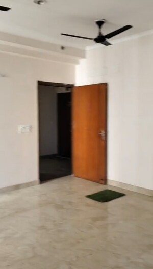 Room in 3 BHK Apartment at Amrapali Golf Homes, Sector 4 Greater Noida – for Rent