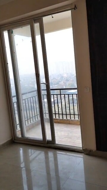 Room in 3 BHK Apartment at Amrapali Golf Homes, Sector 4 Greater Noida – for Rent