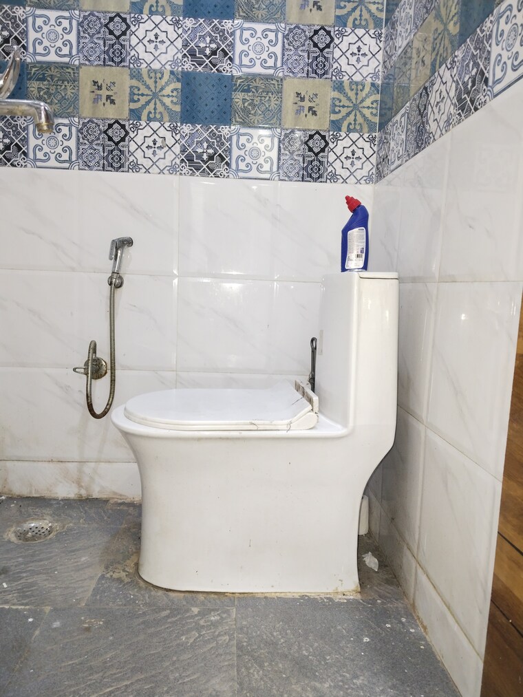 Bathroom, panchsheel vihar 1 Bedroom 600 Sq.Ft. Apartment In Panchsheel Vihar Delhi 9624302