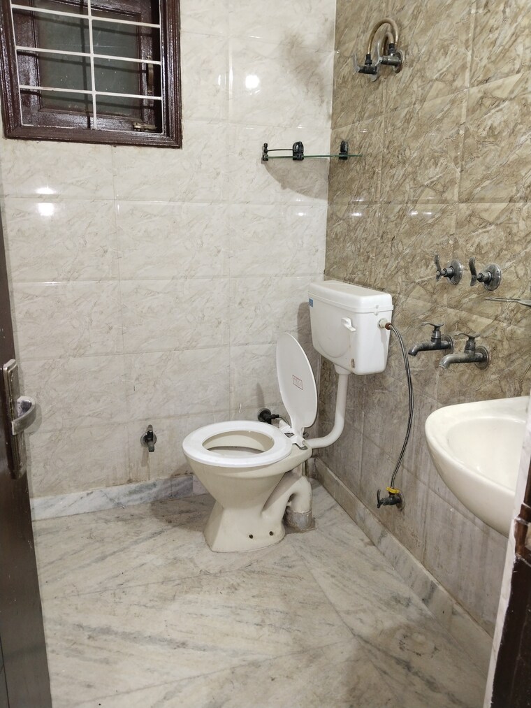 Bathroom, khirki extension 1 Bedroom 500 Sq.Ft. Apartment In Khirki Extension Delhi 9624328