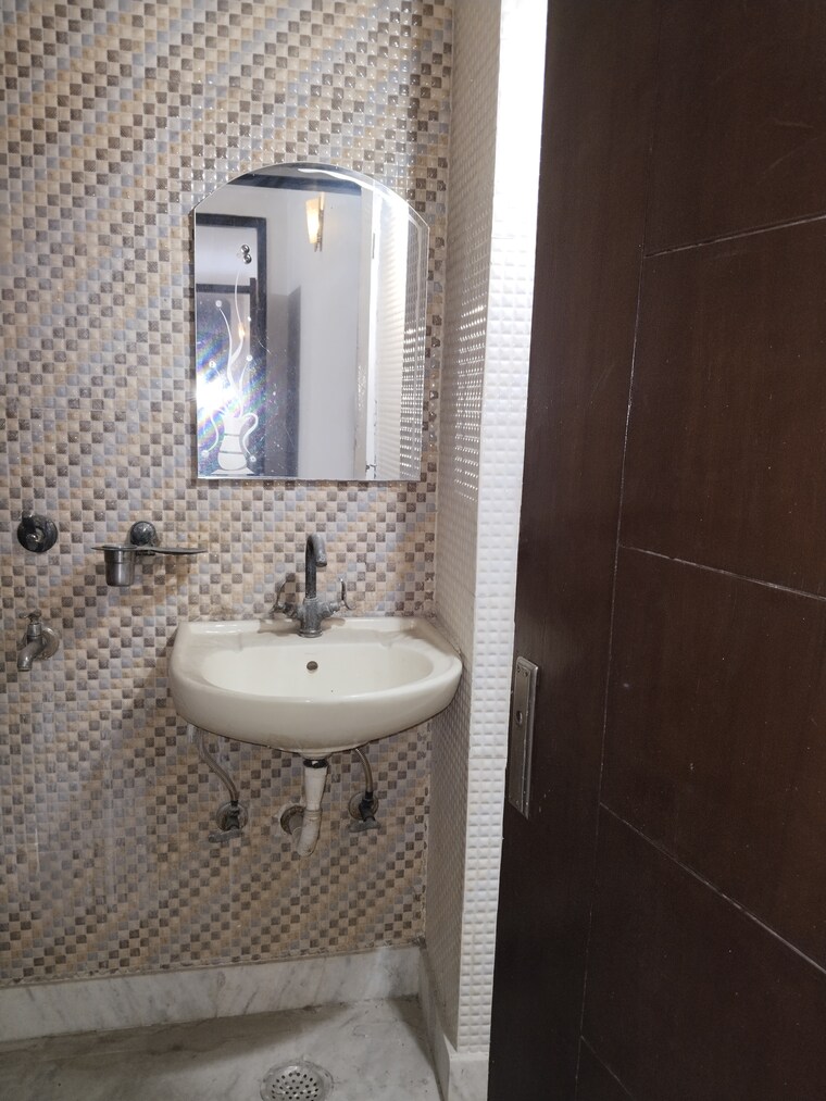 Bathroom, khirki extension 1 Bedroom 500 Sq.Ft. Apartment In Khirki Extension Delhi 9624328