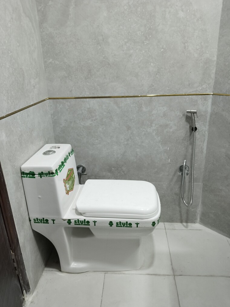 Bathroom, khirki extension 2 Bedroom 850 Sq.Ft. Apartment In Khirki Extension Delhi 9624341