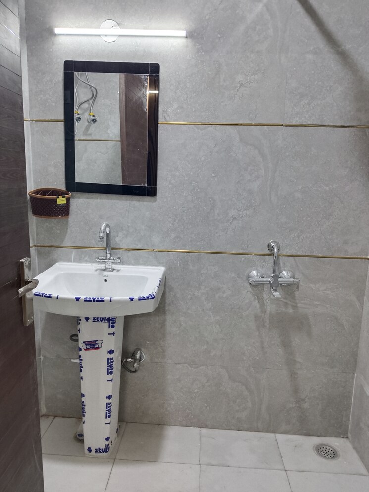 Bathroom, khirki extension 2 Bedroom 850 Sq.Ft. Apartment In Khirki Extension Delhi 9624341