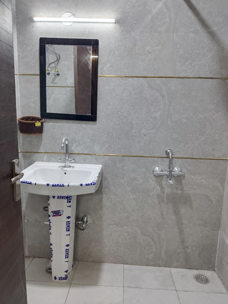 Bathroom, khirki extension 2 Bedroom 850 Sq.Ft. Apartment In Khirki Extension Delhi 9624341