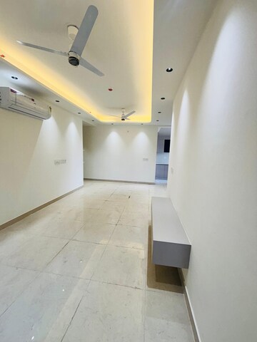 Room in 2 BHK Apartment at Signature Global Prime, Sector 63a – for Rent