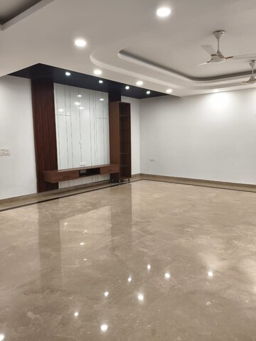 Room in 4 BHK Builder Floor at Sector 21c – for Rent