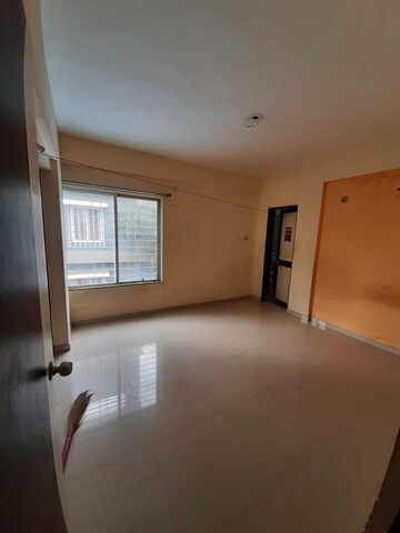 Room in 3 BHK Apartment at Kunal Crimson, Aundh – for Rent