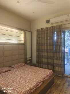 3 BHK + Servant Room Apartment For Sale in DLF Richmond Park