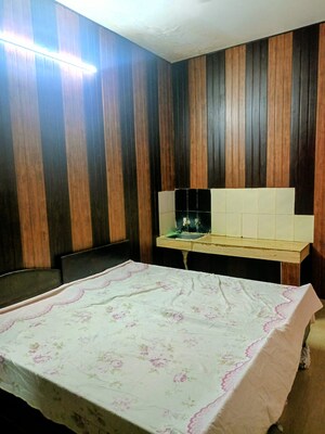 Bedroom in 1 RK Independent House at Gamma I Greater Noida – for Rent