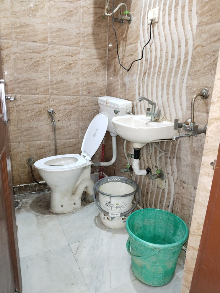Bathroom, khirki extension 2 Bedroom 800 Sq.Ft. Apartment In Khirki Extension Delhi 9624655