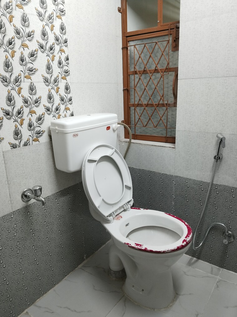 Bathroom, khirki extension 1 RK 300 Sq.Ft. Apartment In Khirki Extension Delhi 9624676
