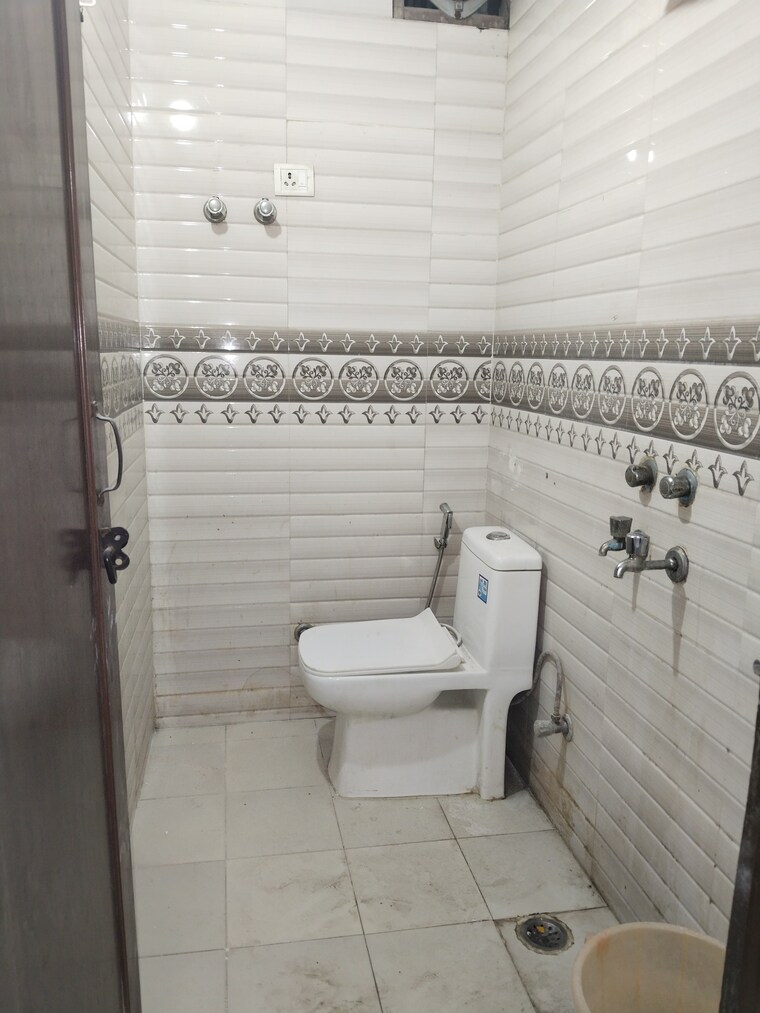 Bathroom, khirki extension 1 Bedroom 450 Sq.Ft. Apartment In Khirki Extension Delhi 9624708