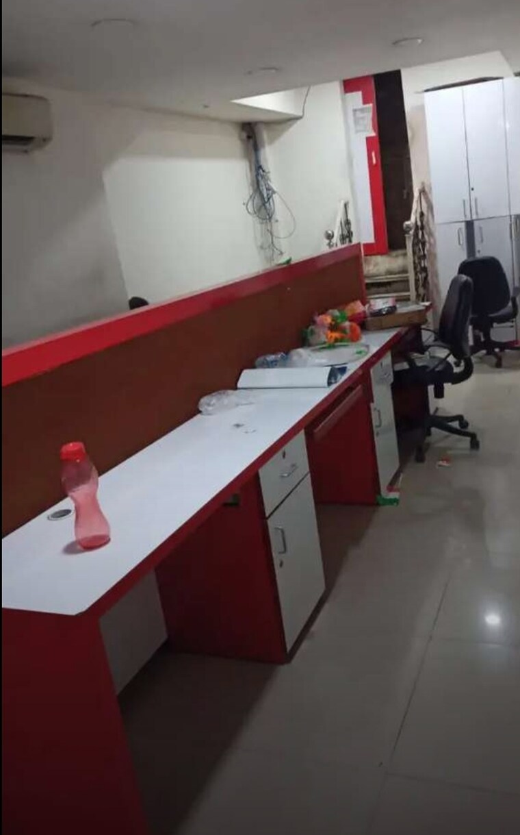 Team Area, hazratganj Commercial Office Space 750 Sq.Ft. In Hazratganj Lucknow 9624753
