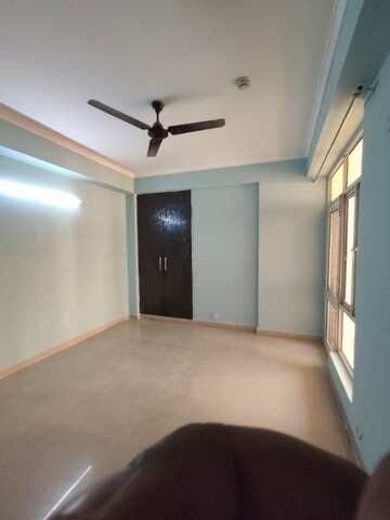 Room in 3 BHK Apartment at Sector 16c Greater Noida – for Rent