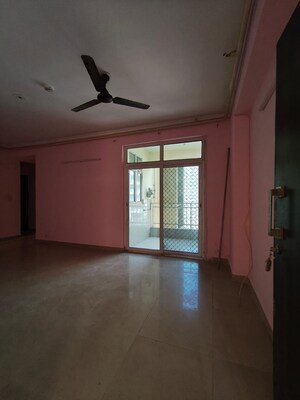 Room in 3 BHK Apartment at Sector 16c Greater Noida – for Rent