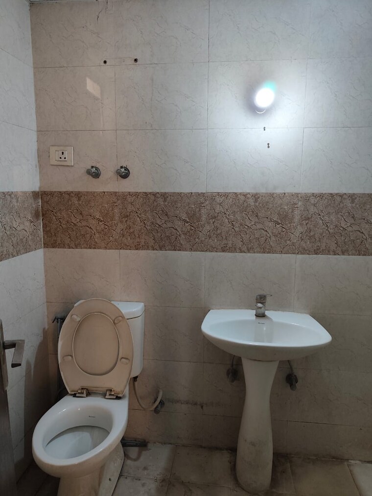 Attached Bathroom, sector 16c greater noida 3 Bedroom 1340 Sq.Ft. Apartment In Sector 16c Greater Noida Greater Noida 9624774