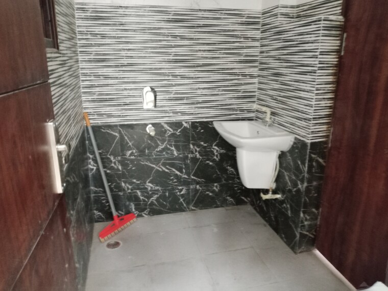 Attached Bathroom, puri-kohinoor 3 Bedroom 155 Sq.Yd. Builder Floor In Sector 89 Faridabad 9599414